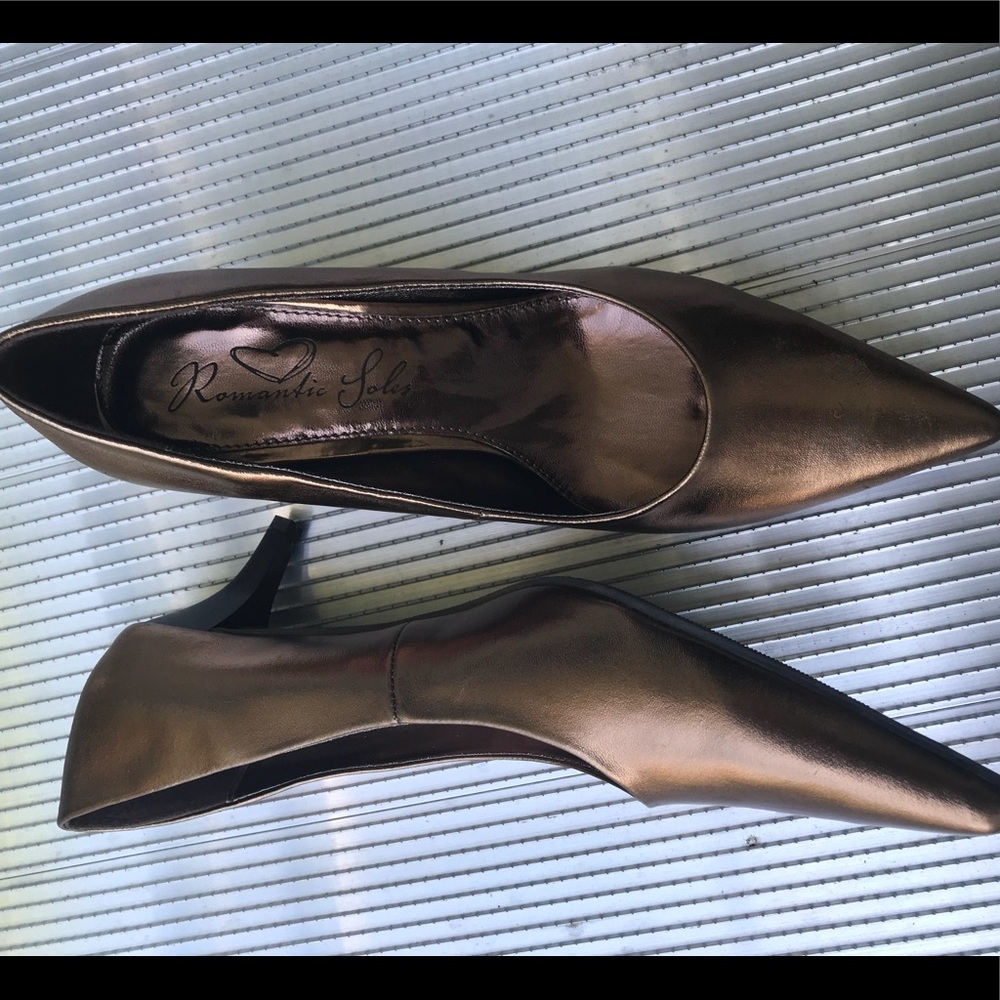 ROMANTIC SOLES WOMEN’S GOLD SHOES